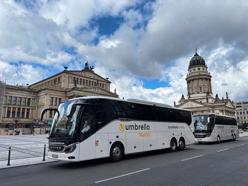 Bílé autobusy Setra Umbrella Travel na náměstí Gendarmenmarkt v Berlíně