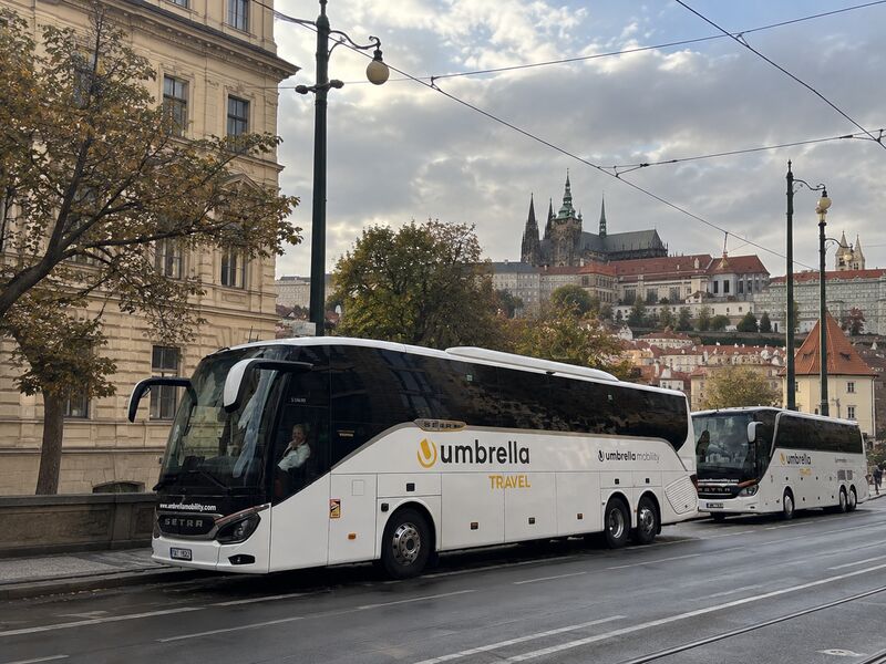 Bílé autobusy Setra Umbrella Travel pod Pražským hradem