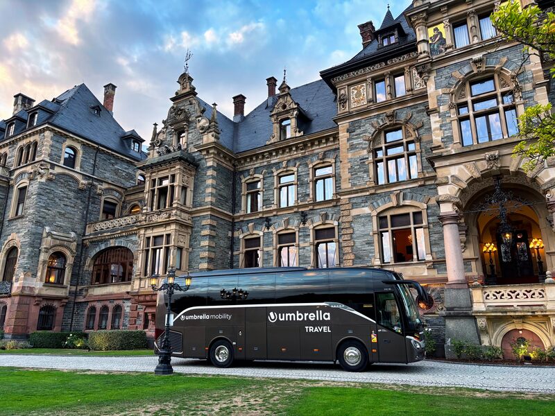 Černý autobus Setra Umbrella Travel před zámkem